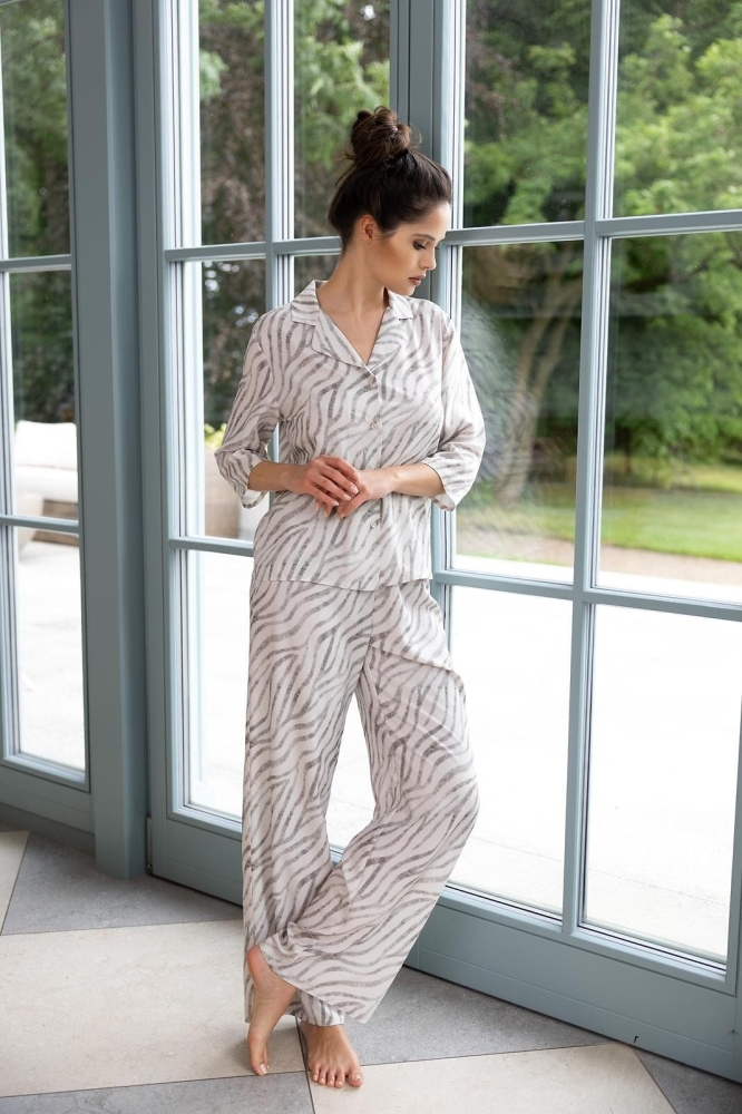 pizama-200mqn-1.jpg Elegancka piżama rozpinana z wiskozy rękaw 7/8 we wzór - obrazek 1