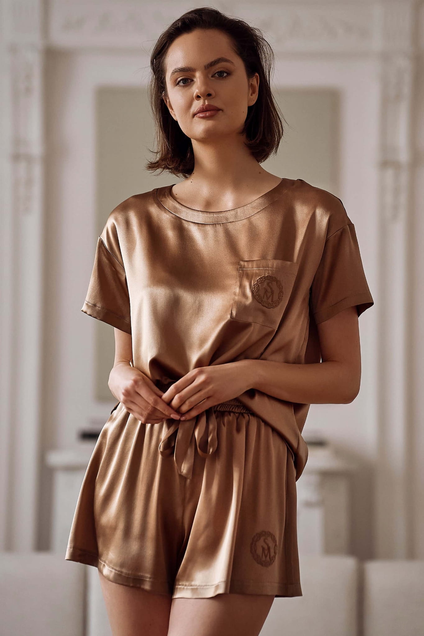 pizama-jedwab-980osu.jpg Jedwabna piżama damska SILK MOON złoty beż t shirt oversize i spodenki jedwabne do spania - obrazek 1