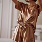 Jedwabna piżama damska SILK MOON złoty beż t shirt oversize i spodenki jedwabne do spania