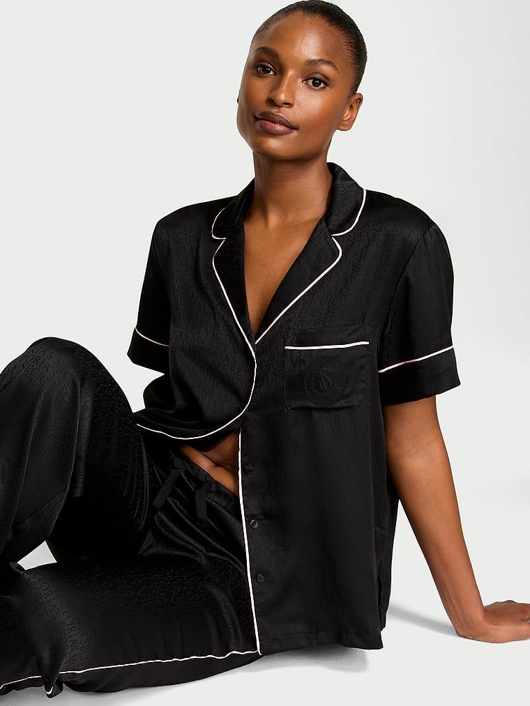 pizama-satynowa-243mid.jpg Victoria's Secret Piżama satynowa błyszcząca z krótkimi rękawami i długimi spodniami Glazed Satin Black Victoria's Secret PL - obrazek 1