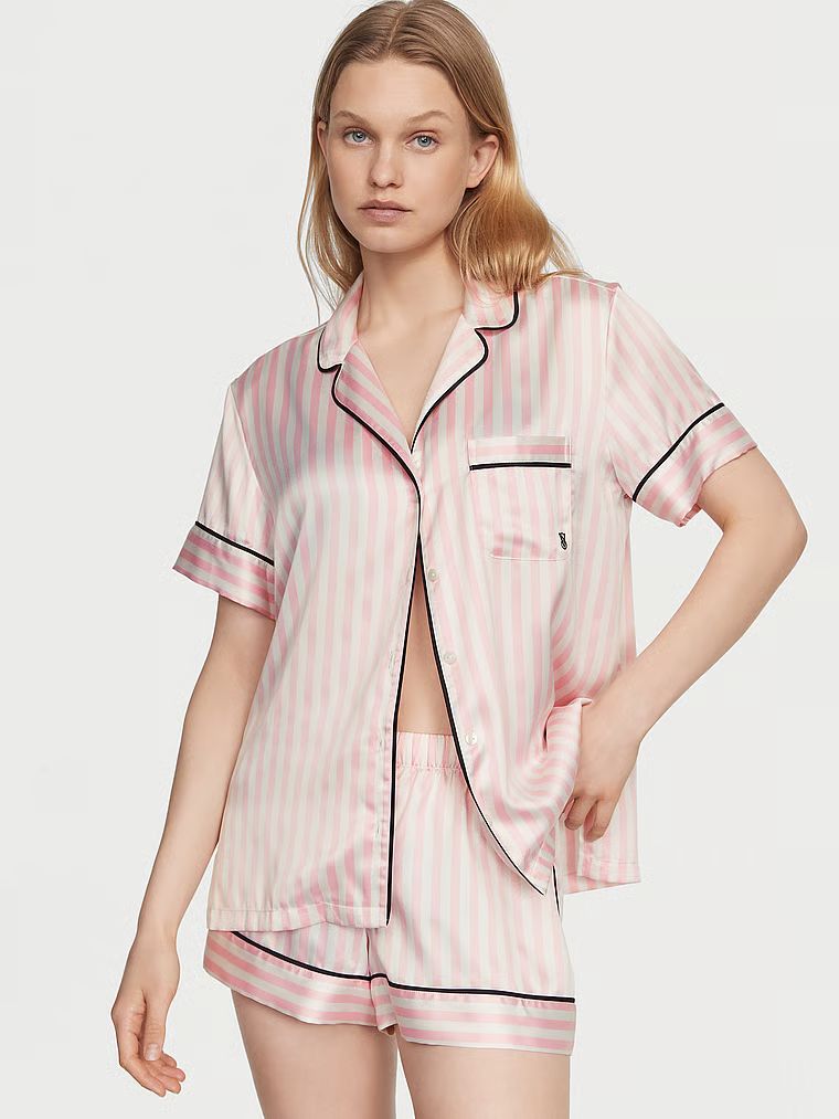pizama-vs-425jxj-1.jpg Victoria's Secret Satynowa piżama z krótkim rękawem Iconic Stripe Victoria's Secret PL - obrazek 1