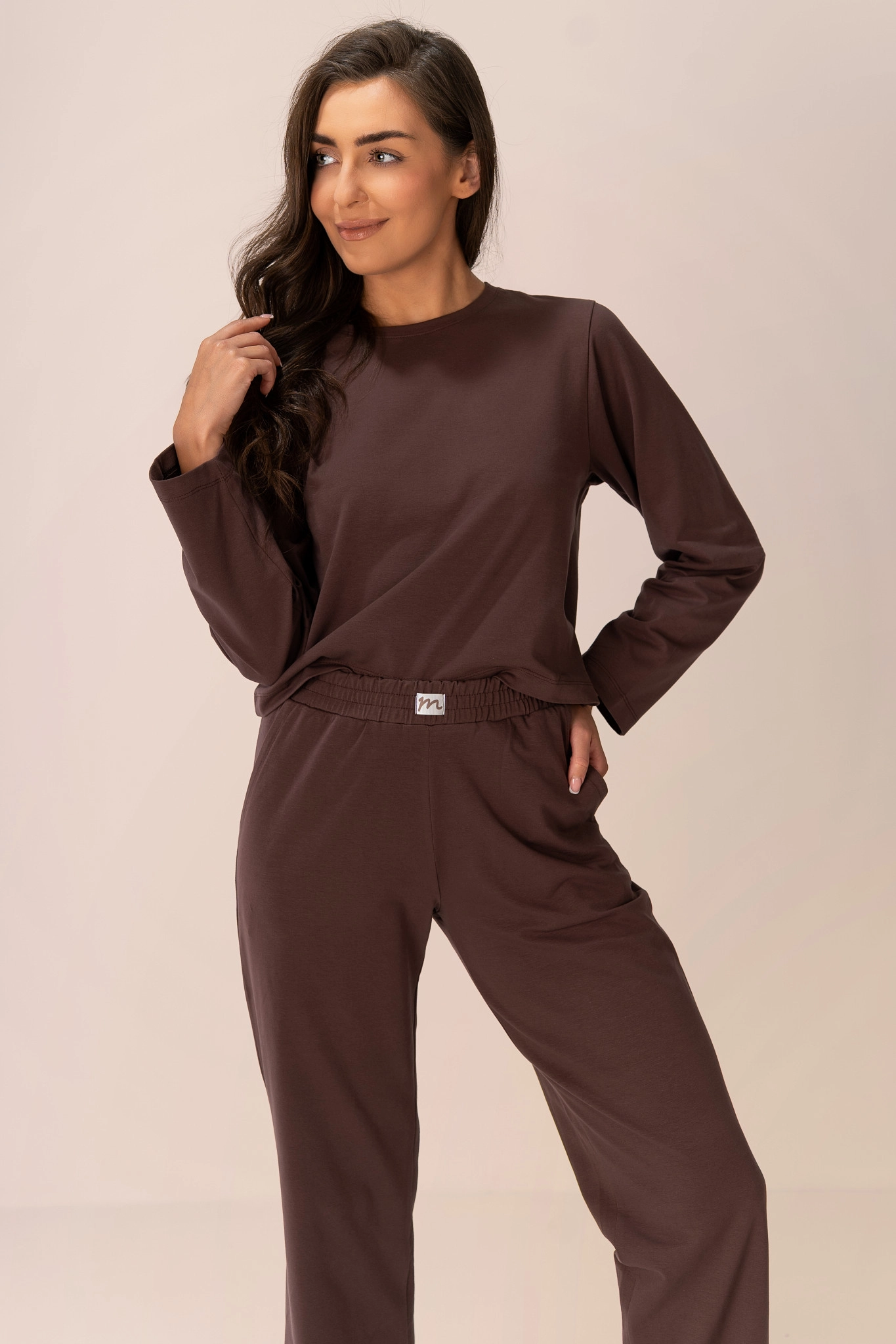 pizamy-damskie-bawelniane-032tjs.webp Piżama damska długi rękaw i długie spodnie/ komplet loungewear brąz Muzzy - obrazek 1
