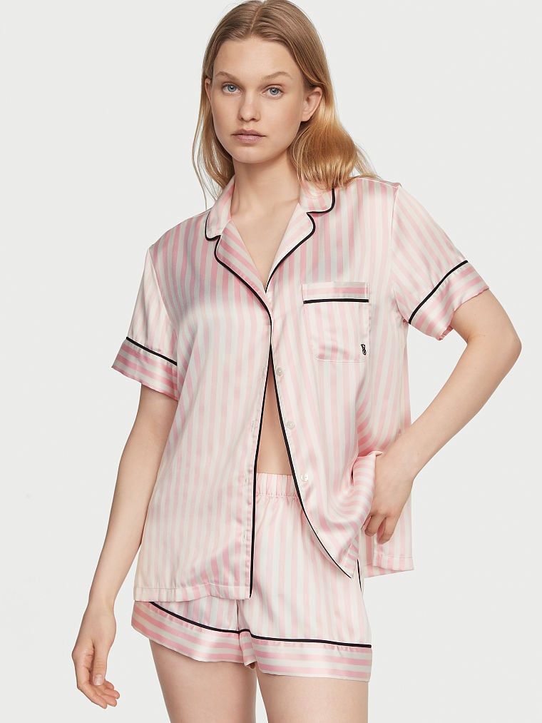 satynowa-pizama-247juf-1.jpg Victoria's Secret Satynowa piżama z krótkim rękawem Signature Iconic Stripe Victoria's Secret PL - obrazek 1